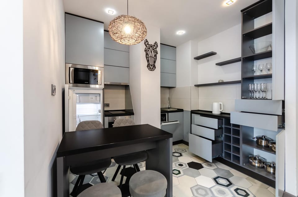 Kitchen or kitchenette, Dining area, dishwasher, microwave, oven, pet friendly, stove