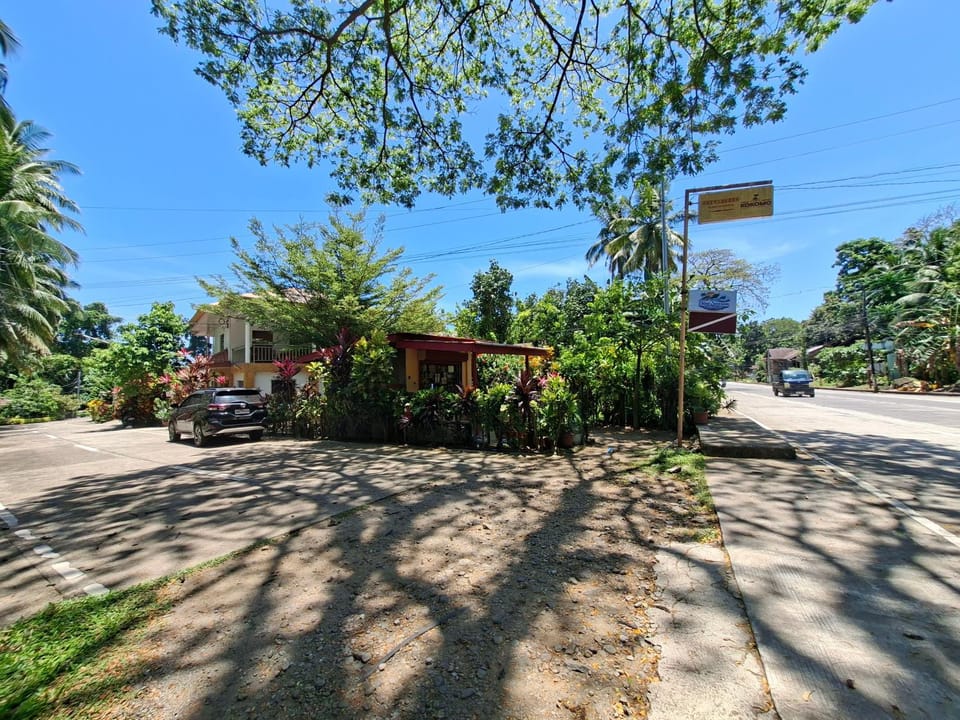 Property building, Day, On-site shops, Garden view, Street view, Location