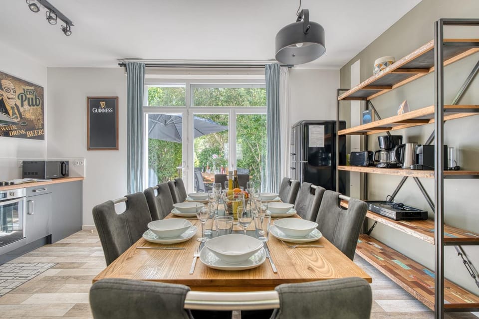 Kitchen or kitchenette, Dining area, pet friendly