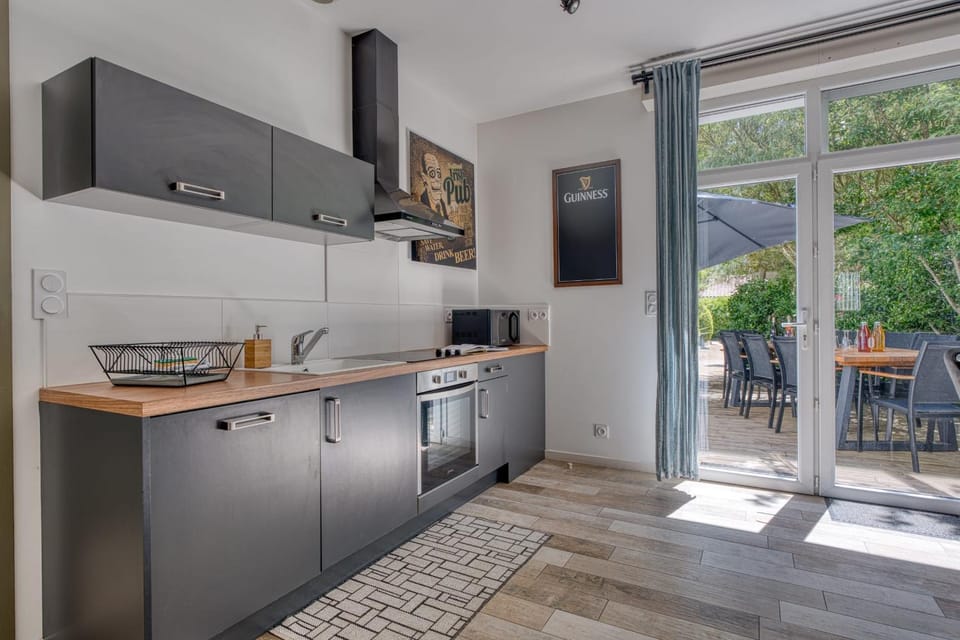 Kitchen or kitchenette, Dining area, dishwasher, oven, pet friendly, stove