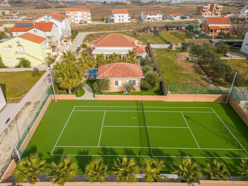 Day, Tennis court