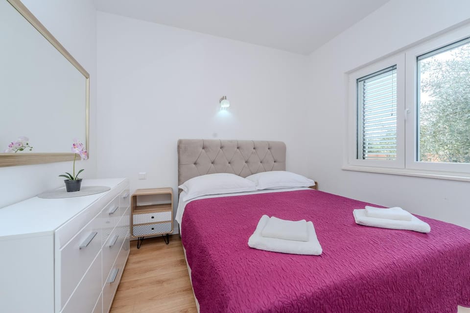 Bedroom, towels