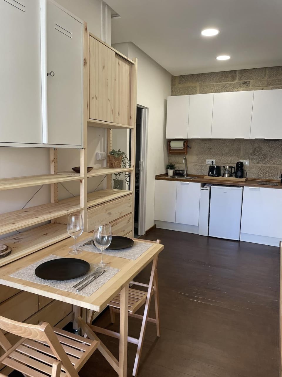 Kitchen or kitchenette, Dining area