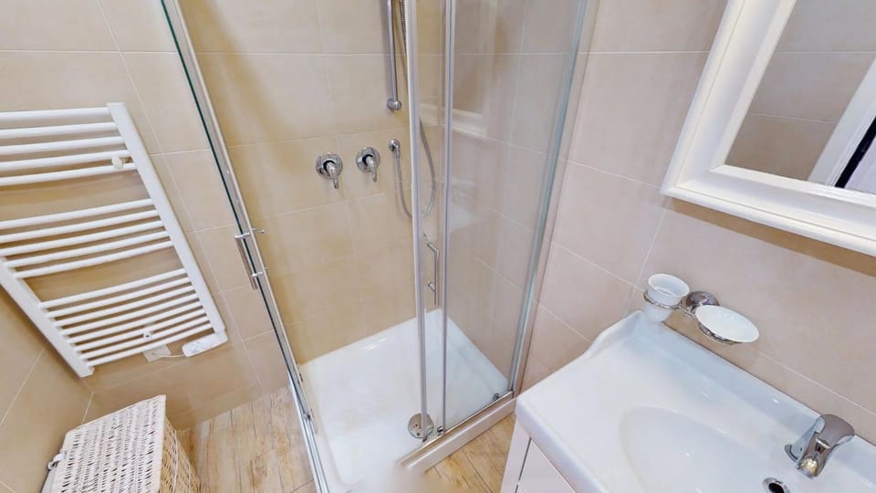 80E - Magnifique 3P face mer avec terrasse et parking Apartment in Menton