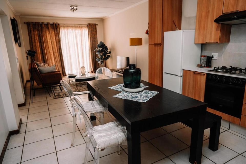Kitchen or kitchenette, Seating area, Dining area, stove
