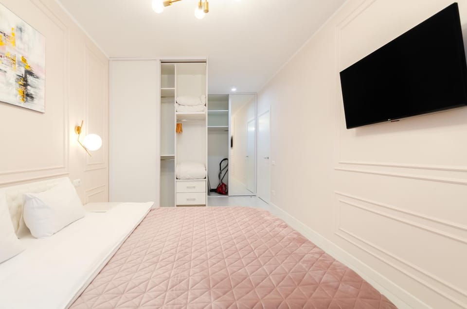 Bed, TV and multimedia, Bedroom, wardrobe