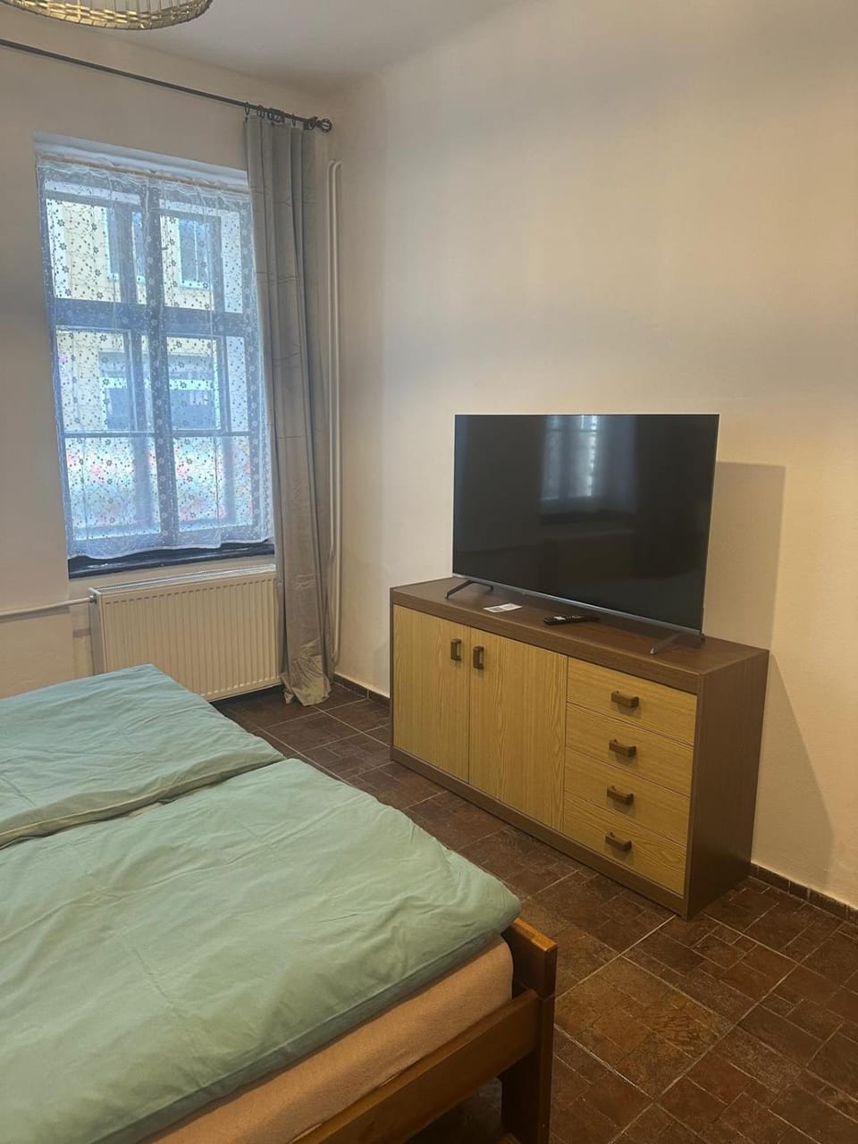 Bed, TV and multimedia, Photo of the whole room, Bedroom
