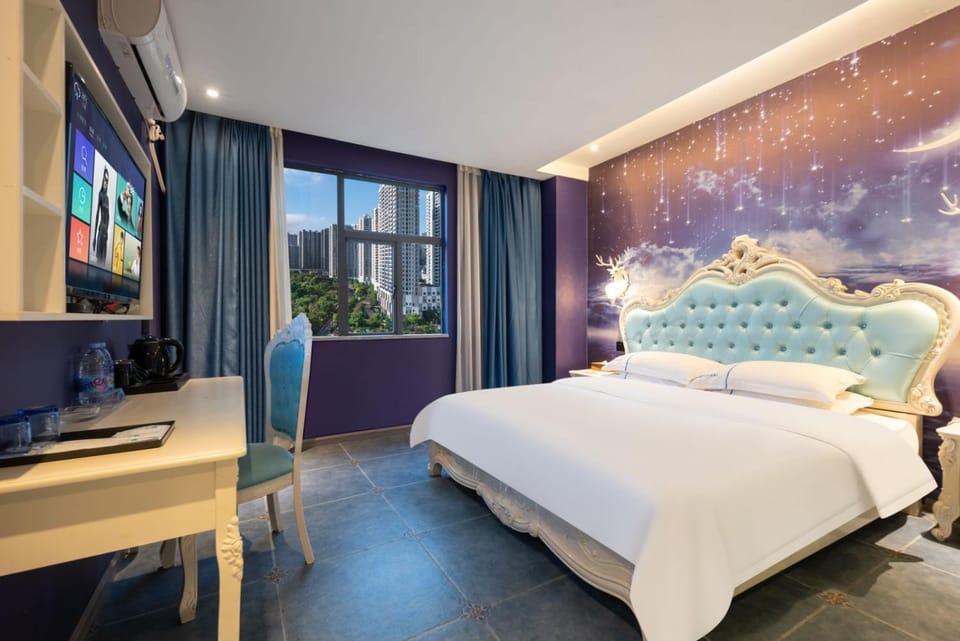 Bed, TV and multimedia, Photo of the whole room, Bedroom