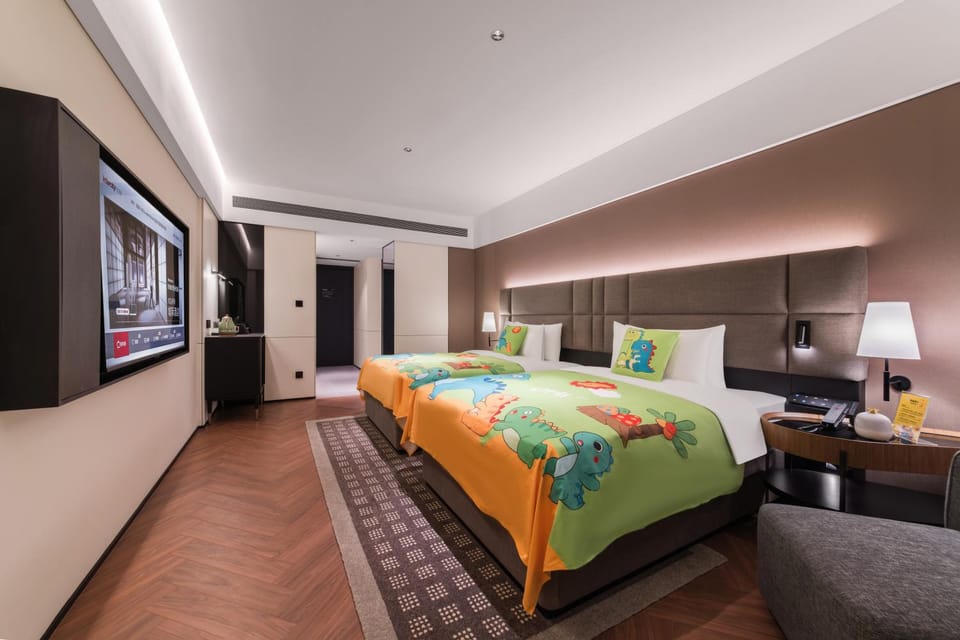 Bed, TV and multimedia, Photo of the whole room, Bedroom