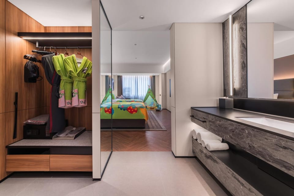 Photo of the whole room, Bedroom, wardrobe