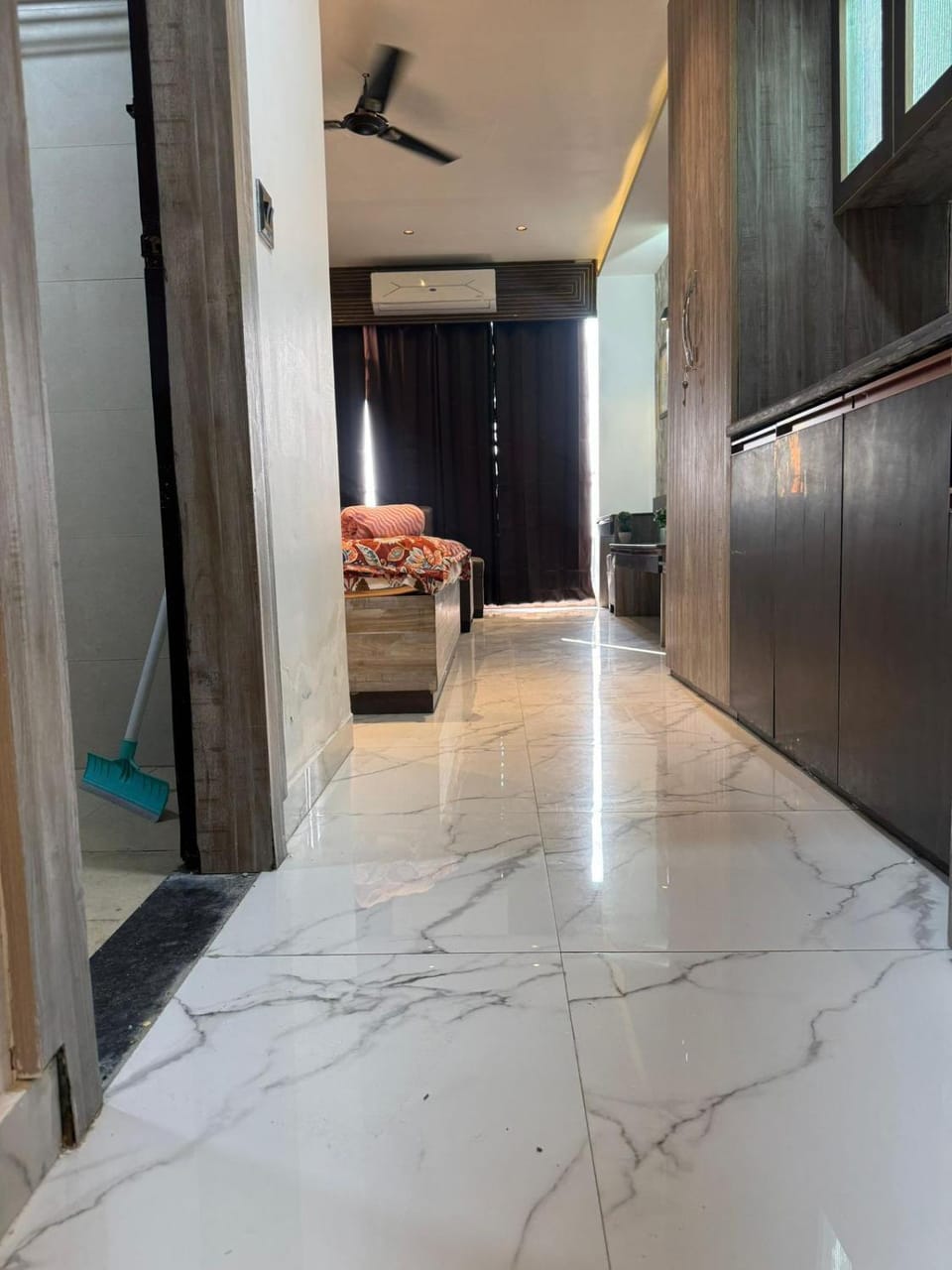 Sky Lodge Private Skyline Studio, Gaur City Apartment in Noida