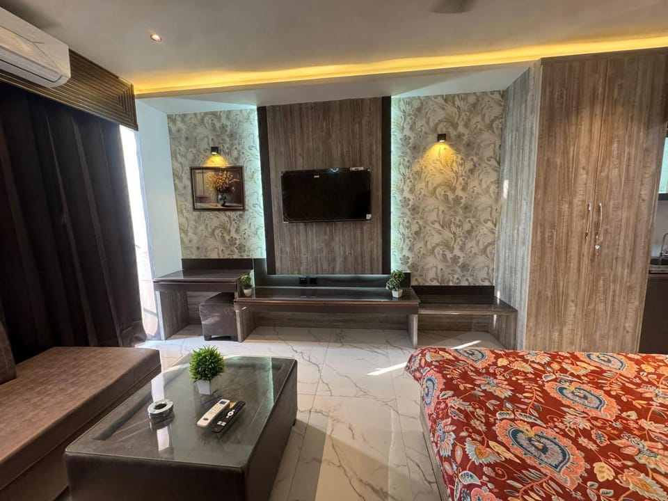 Sky Lodge Private Skyline Studio, Gaur City Apartment in Noida
