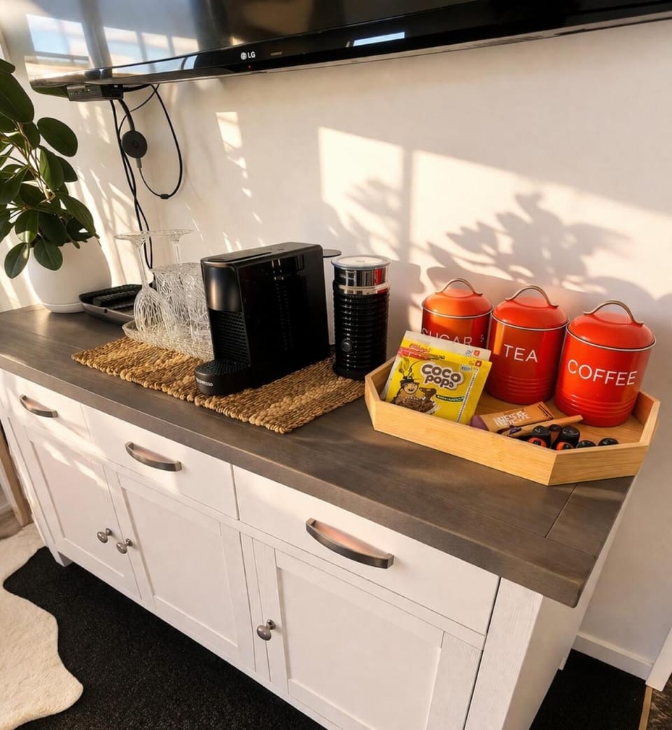 Mountain Views & Morning Coffee - Stylish Wanaka Studio Retreat Apartment in Wanaka