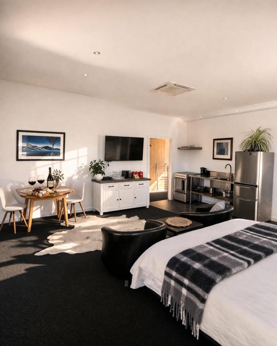 Mountain Views & Morning Coffee - Stylish Wanaka Studio Retreat Apartment in Wanaka