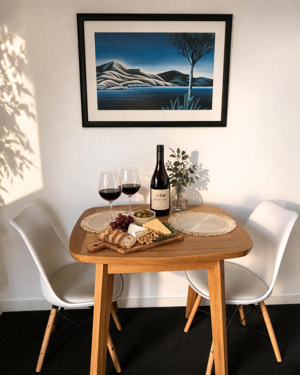 Mountain Views & Morning Coffee - Stylish Wanaka Studio Retreat Apartment in Wanaka