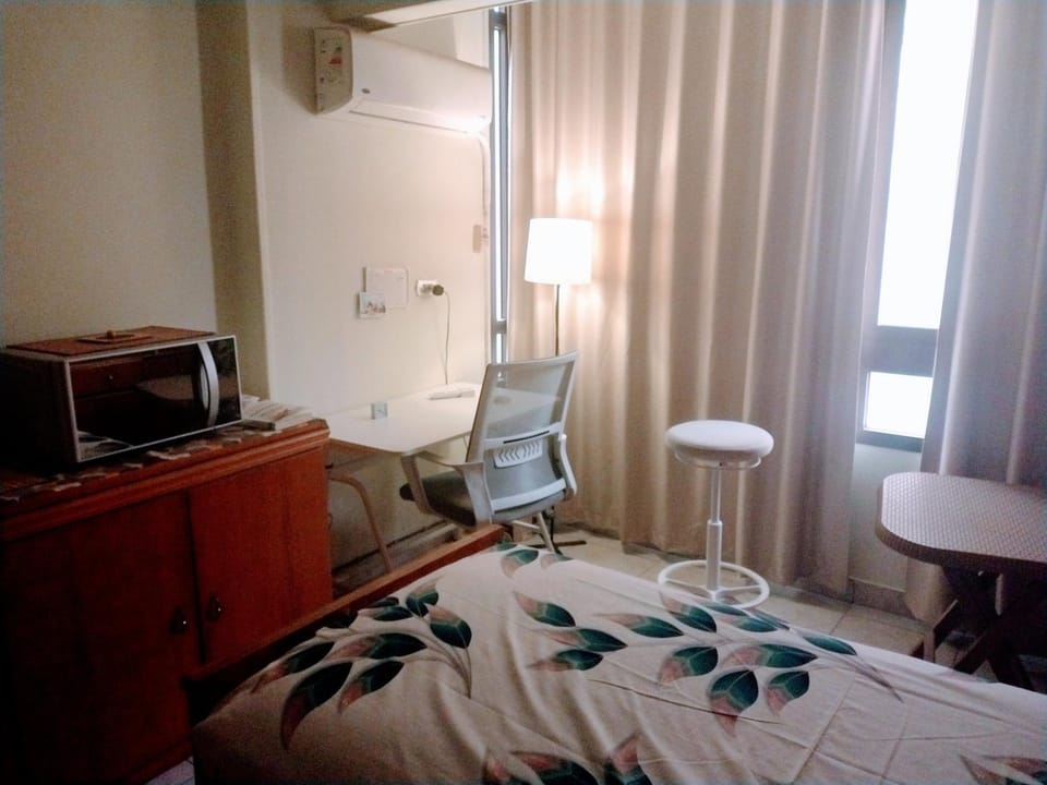 Bedroom, microwave