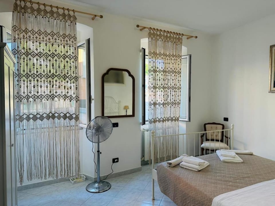 Apartment Nautilus Riomaggiore with SeaView, Family Friendly Apartment in Riomaggiore