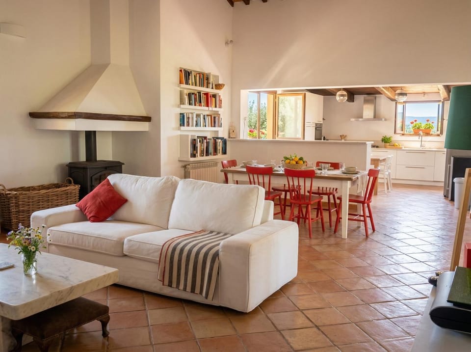 Kitchen or kitchenette, Living room, Seating area, Dining area