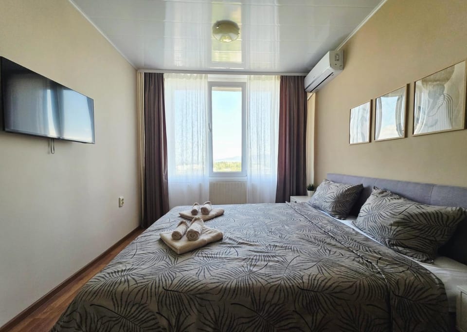 Bed, TV and multimedia, Photo of the whole room, Bedroom, towels