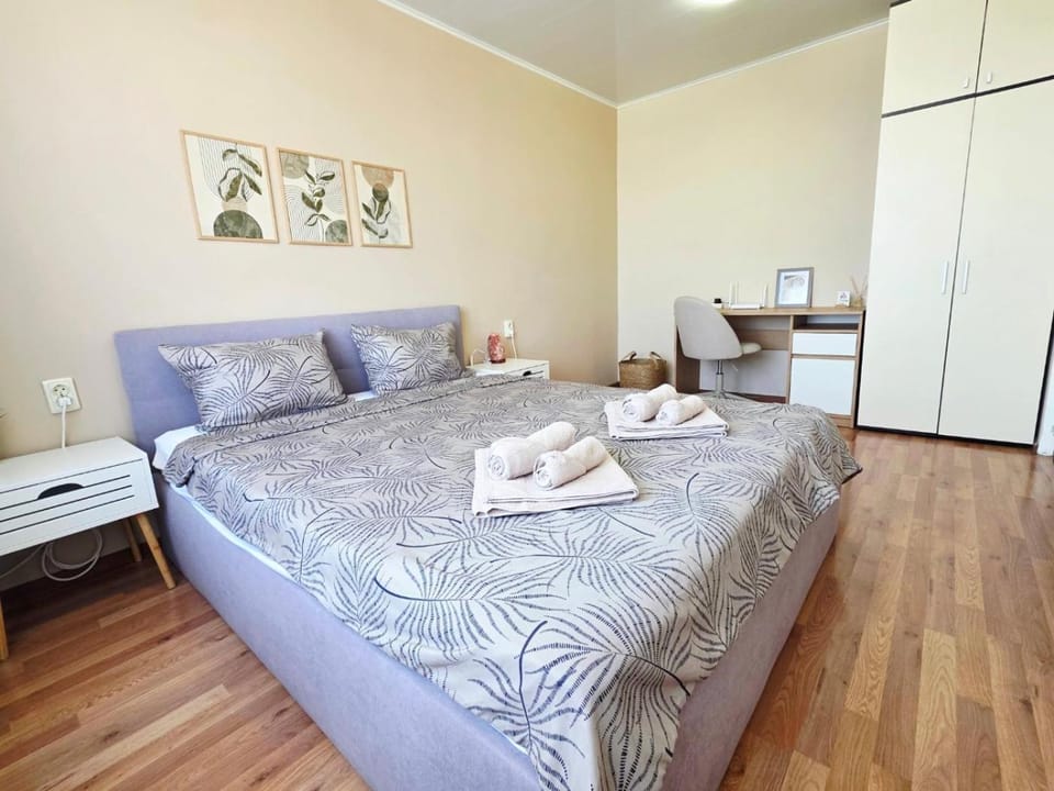 Bed, Photo of the whole room, Decorative detail, Bedroom, internet, towels, wardrobe