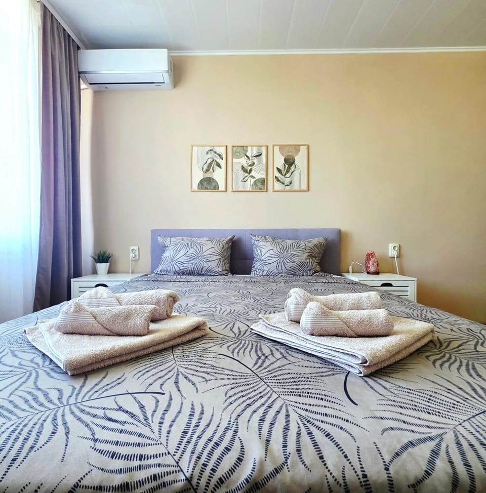 Bed, Photo of the whole room, Bedroom, towels, air conditioner