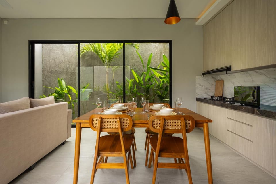Kitchen or kitchenette, Dining area