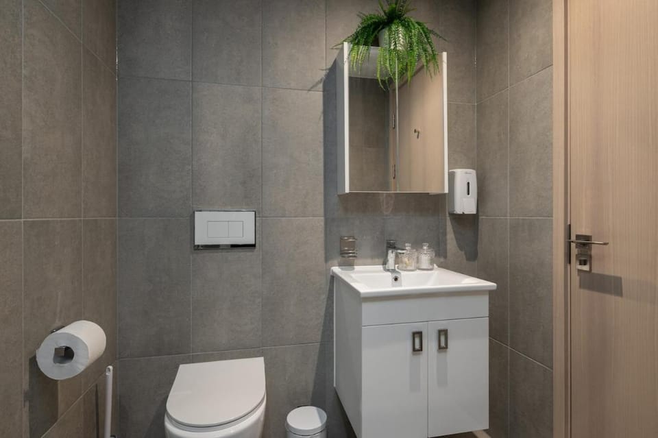 1BR Flat above MK Central Train Stаtion and Free Parking Apartment in Milton Keynes