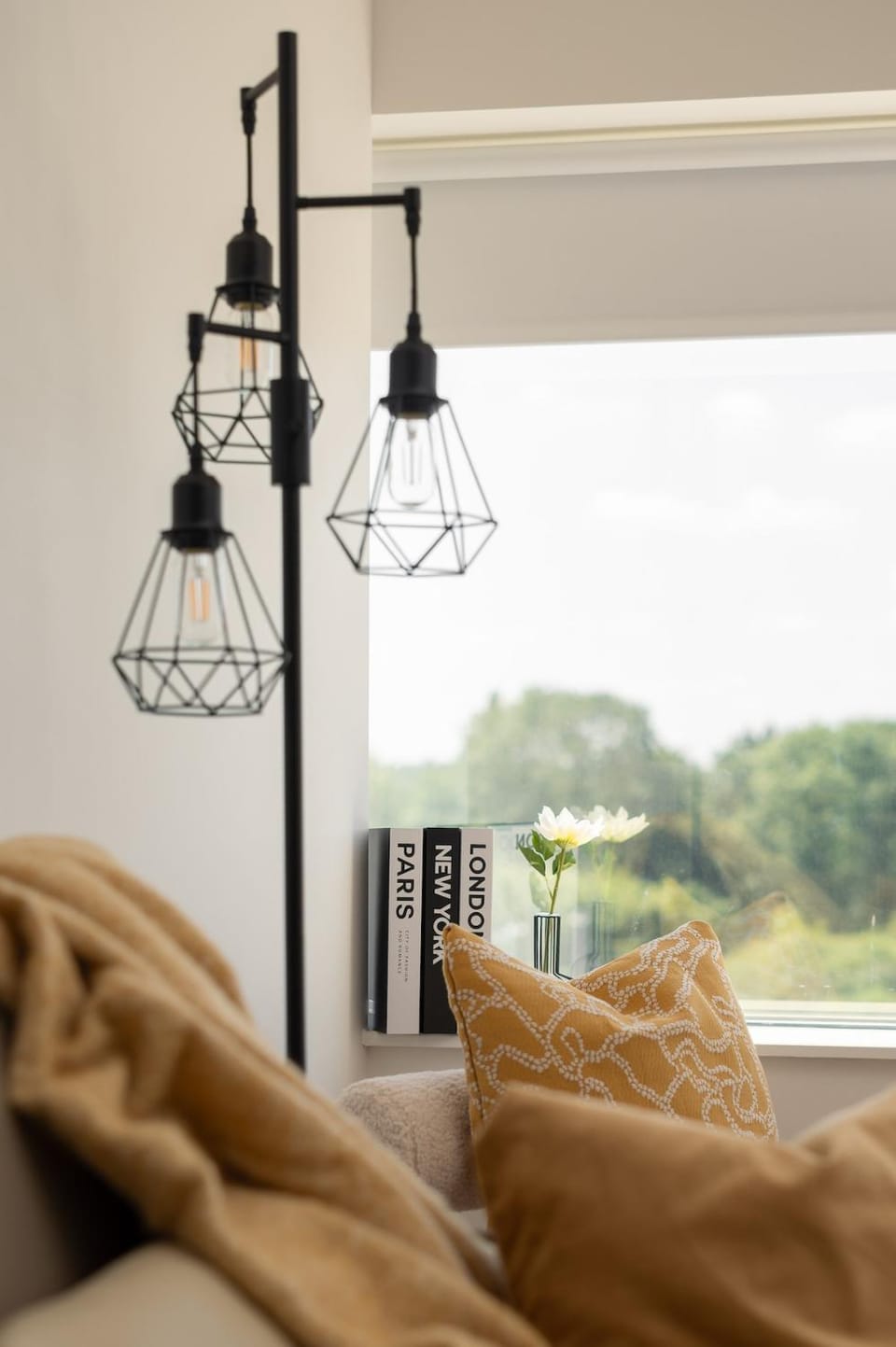 1BR Flat above MK Central Train Stаtion and Free Parking Apartment in Milton Keynes