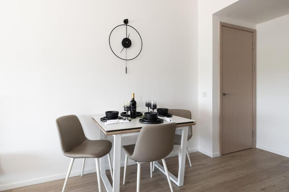 1BR Flat above MK Central Train Stаtion and Free Parking Apartment in Milton Keynes