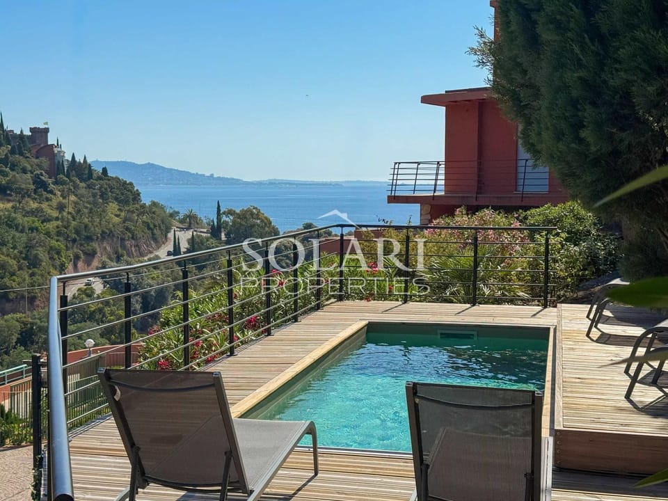Villa with swimming pool and beach access on foot Villa in Mandelieu-La Napoule