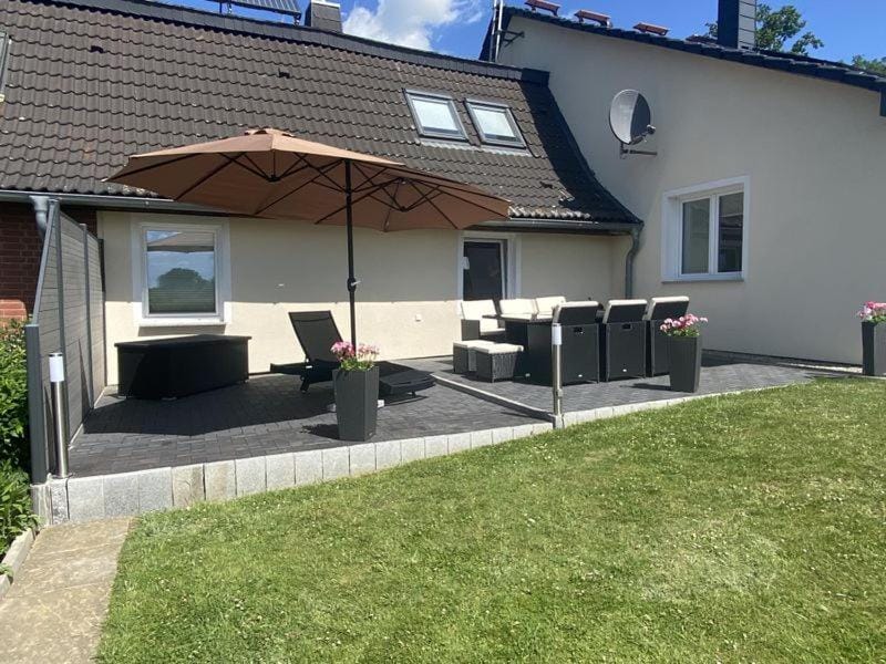 Property building, Spring, Day, Garden, Balcony/Terrace, Seating area, Garden view
