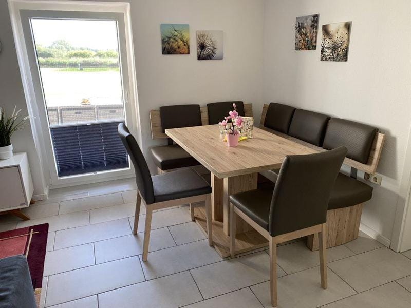 Dining area, Food