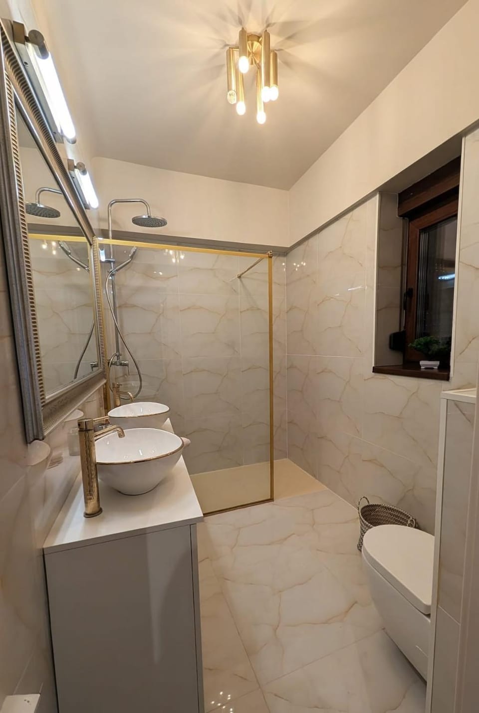 Silent Oasis - 2 Baths - 2 Mins to Old Town Apartment in Bucharest