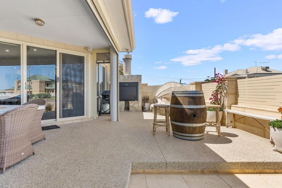 Stonesthrow Beach House Watch the Waves roll in House in Mandurah