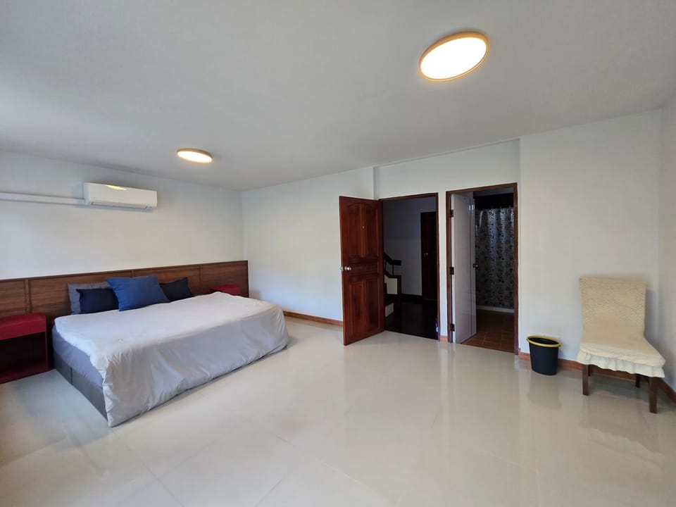 Bed, Photo of the whole room, Bedroom, air conditioner