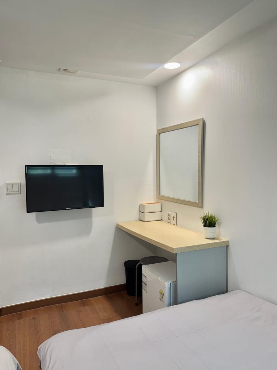 Photo of the whole room, Bedroom
