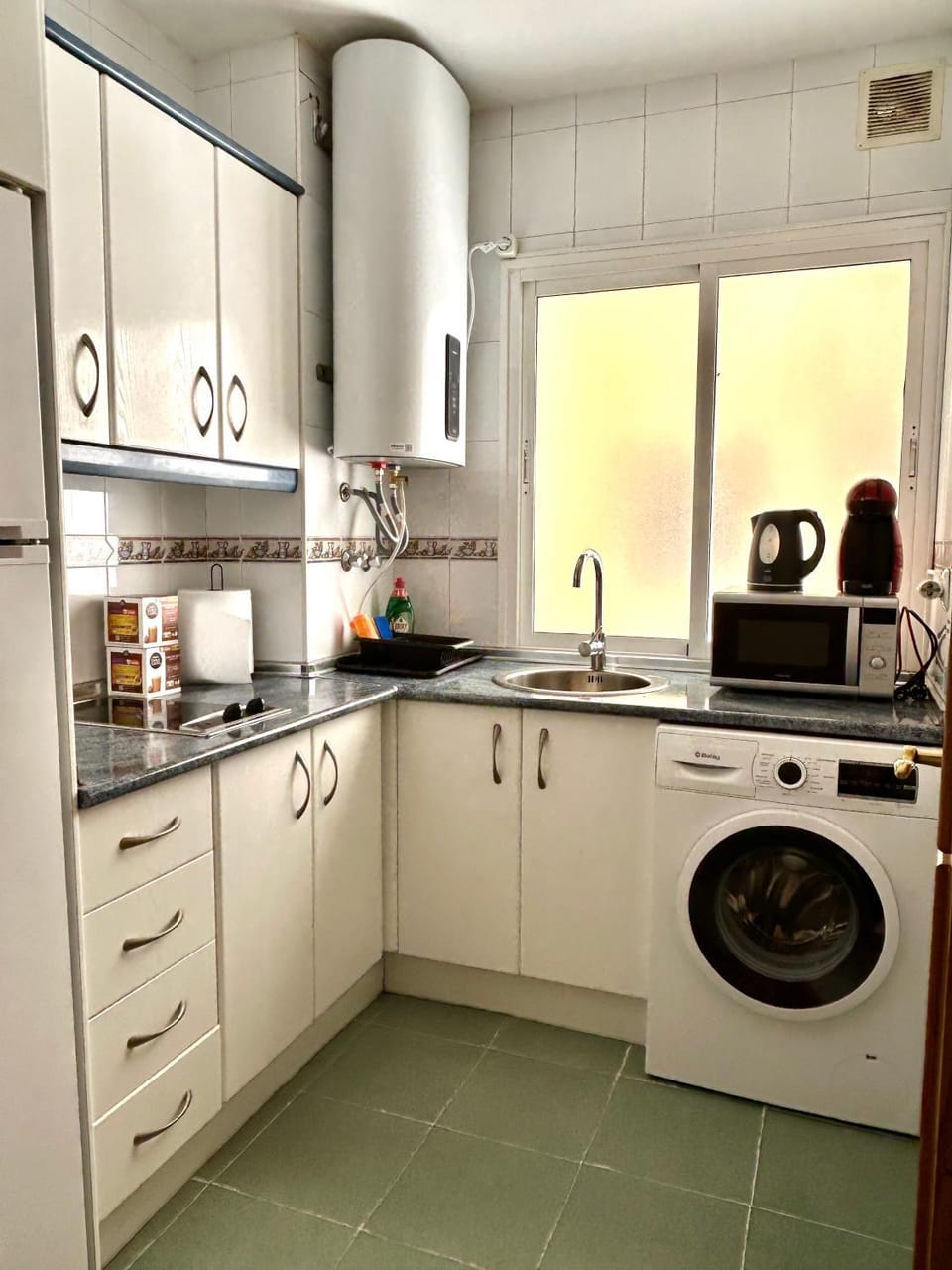 Coffee/tea facilities, Kitchen or kitchenette, Photo of the whole room, oven, wardrobe, washing machine