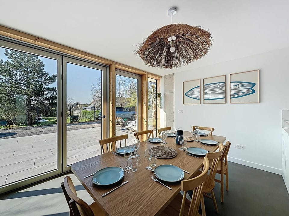 Patio, Day, Garden, Dining area