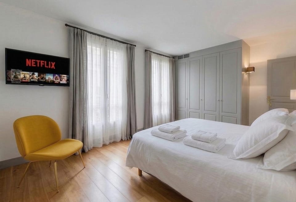 3BR Champs Elysee Mac Mahon Apartment in Paris