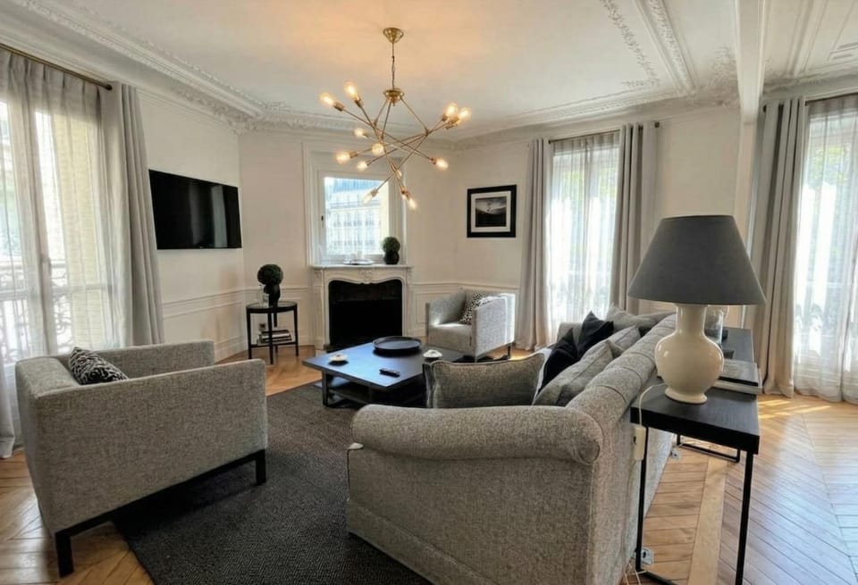 3BR Champs Elysee Mac Mahon Apartment in Paris