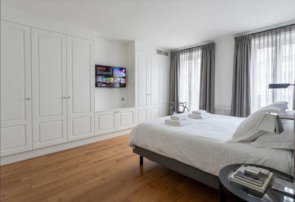 3BR Champs Elysee Mac Mahon Apartment in Paris