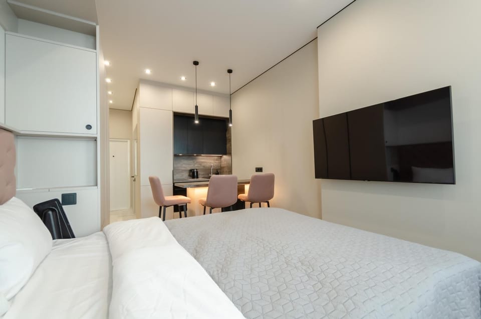 Bed, TV and multimedia, Dining area