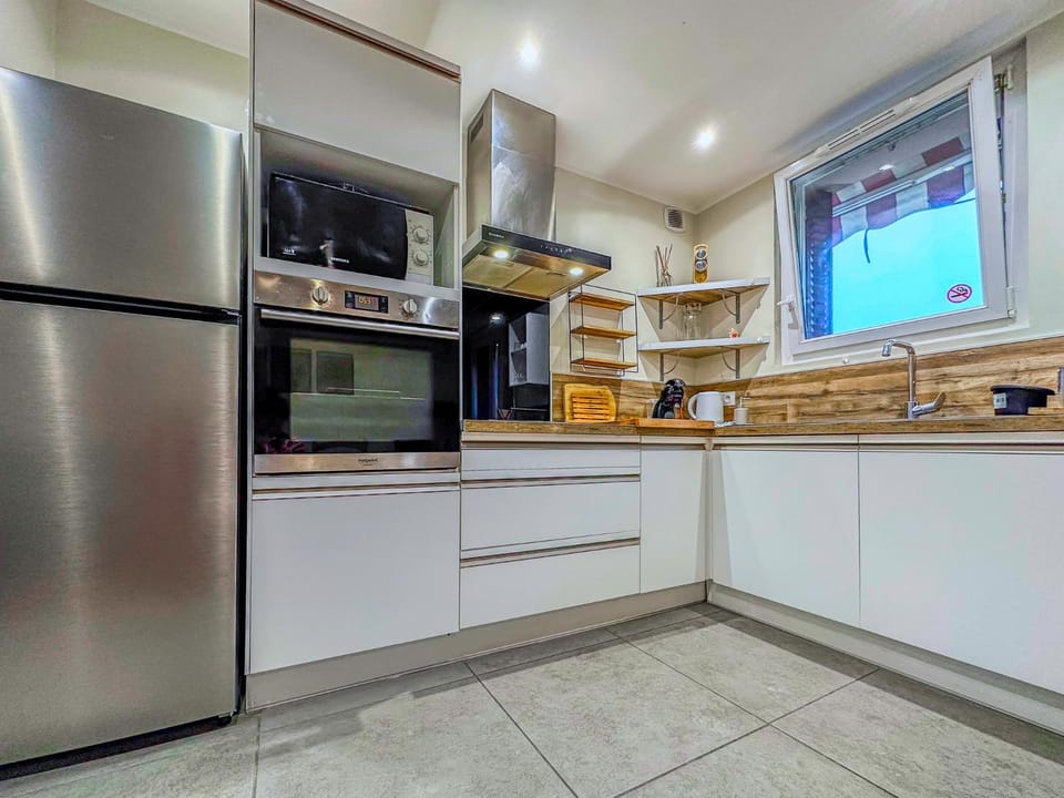 Kitchen or kitchenette, dishwasher, oven, stove