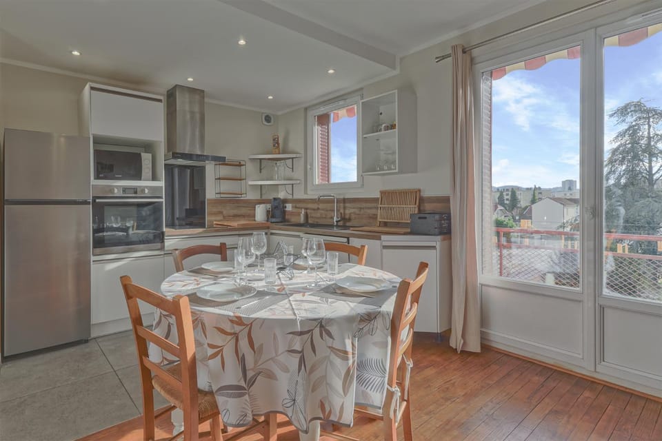 Kitchen or kitchenette, Dining area, dishwasher, oven, stove, toaster
