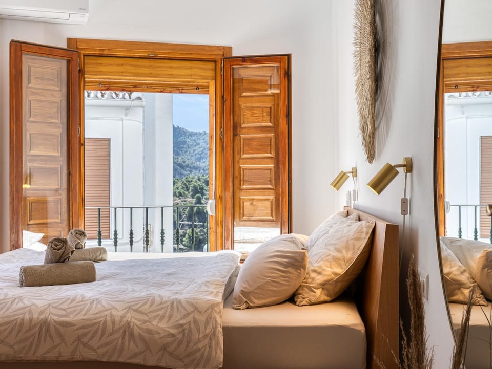 Bed, Natural landscape, View (from property/room), Bedroom, Mountain view