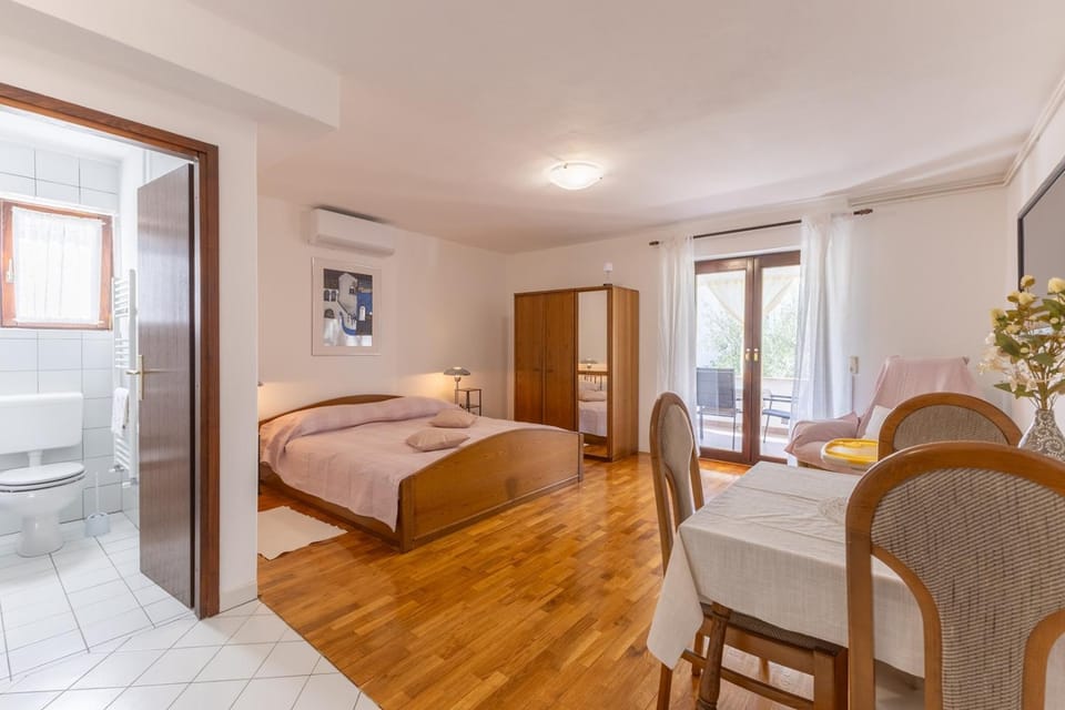 Bed, Dining area, Bedroom