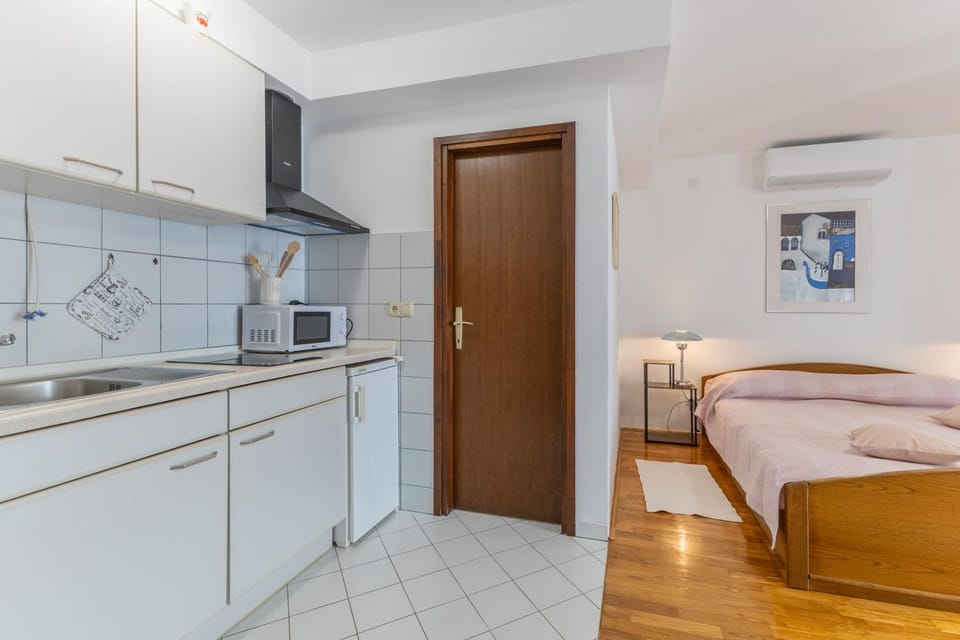 Bed, Kitchen or kitchenette