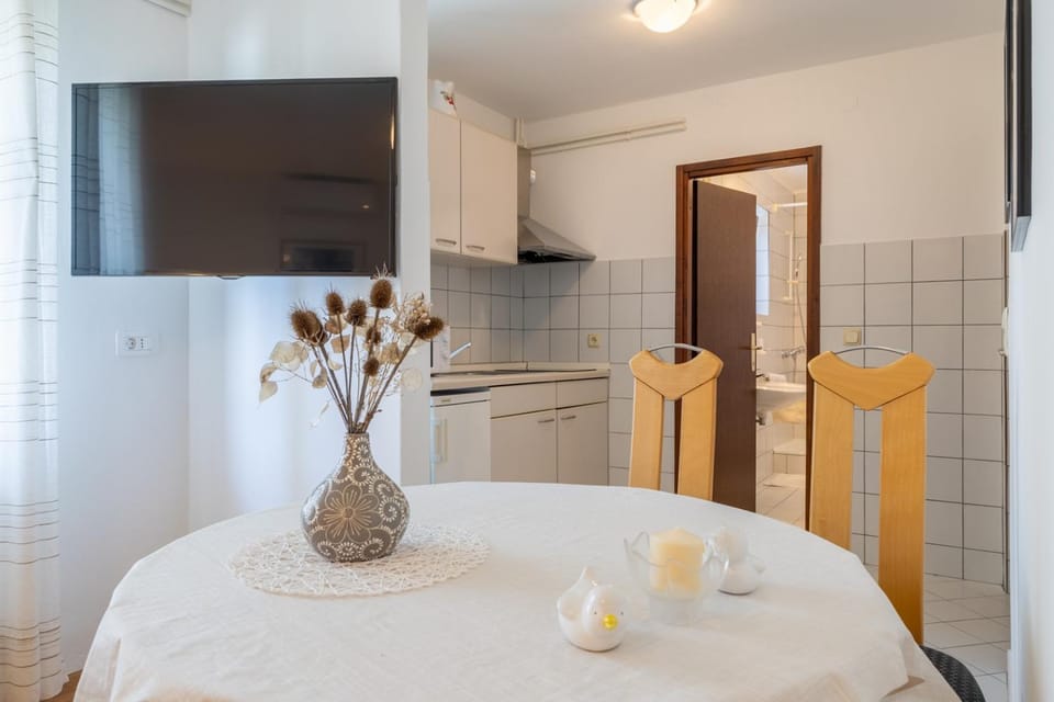 TV and multimedia, Kitchen or kitchenette, Dining area
