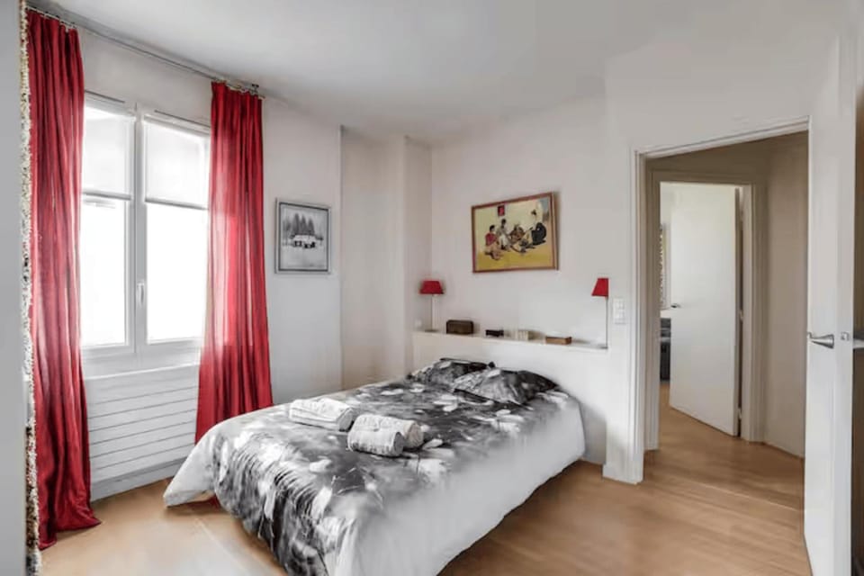 100 m terrace parking view of the Eiffel Tower Apartment in Saint-Cloud