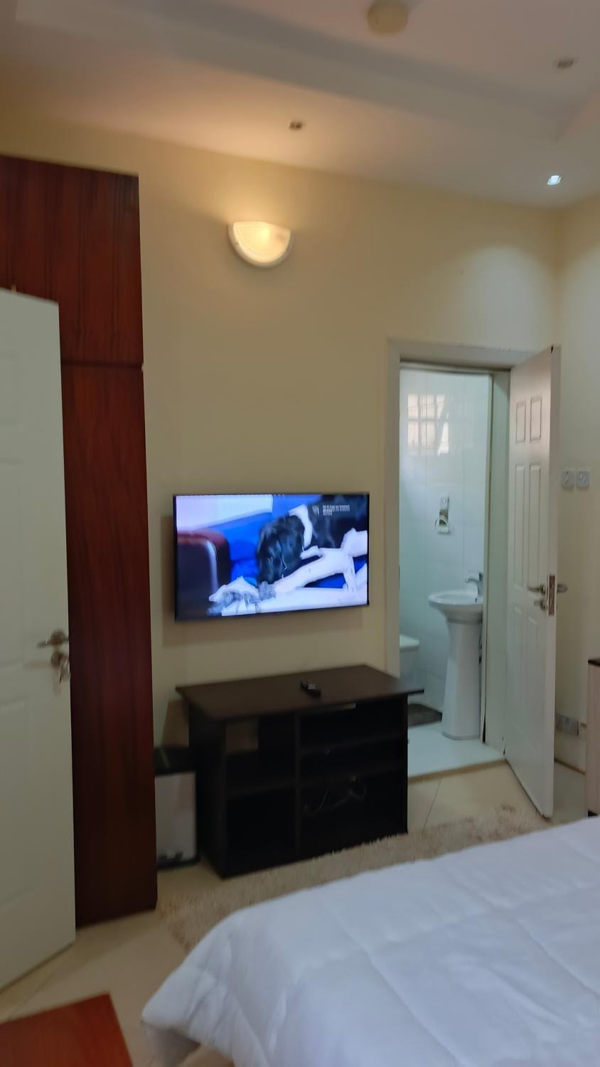 Bed, Bathroom, TV and multimedia, Bedroom